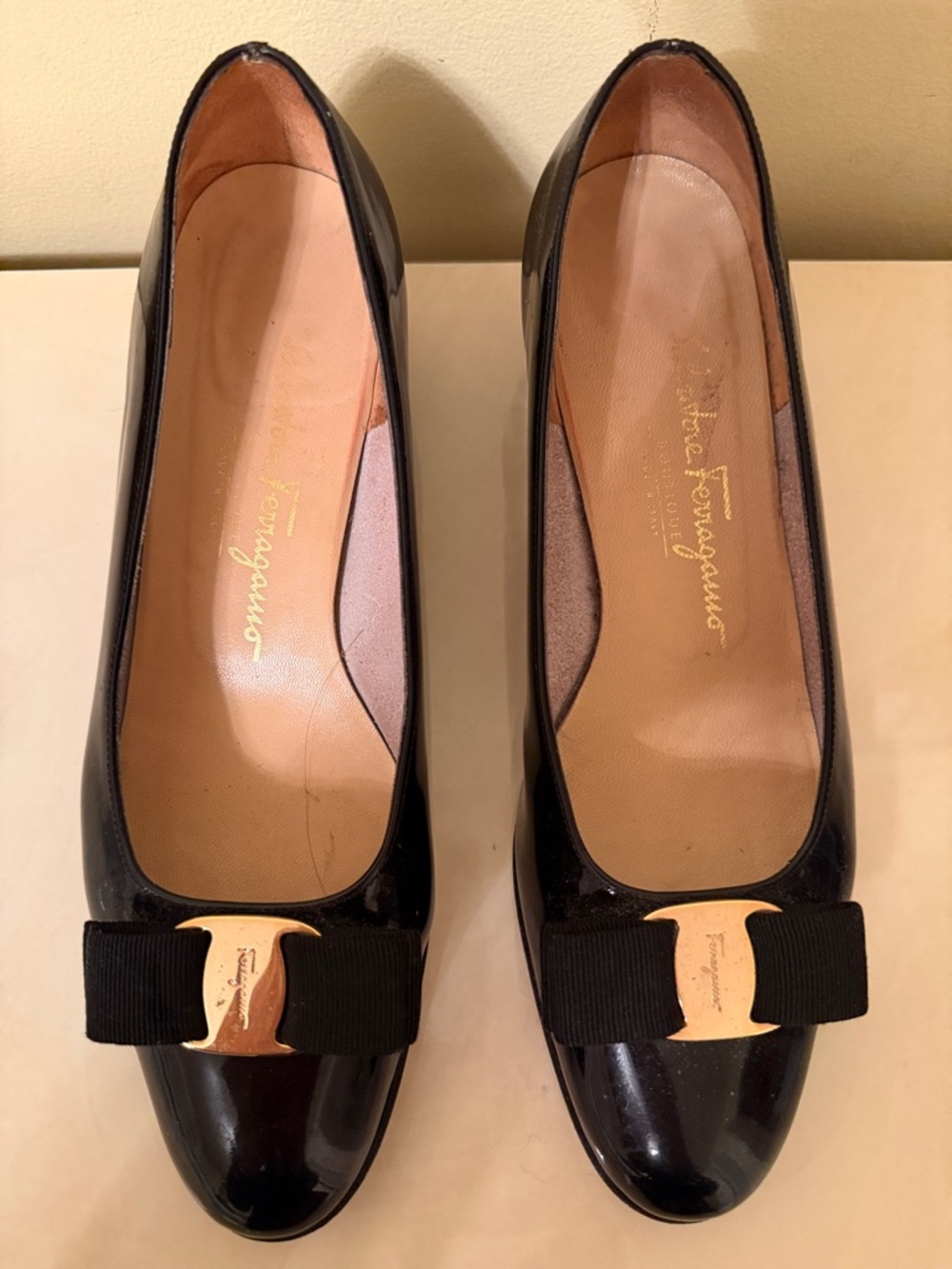 Salvatore Ferragamo Vara Black Patent Leather Grosgrain Bow Pumps 8B Vintage